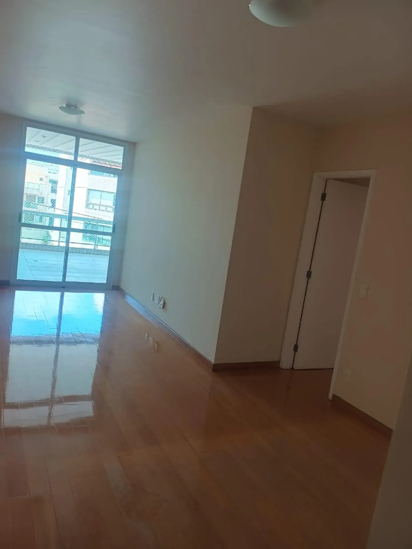 Apartment on the 3rd floor with wood or laminate floors