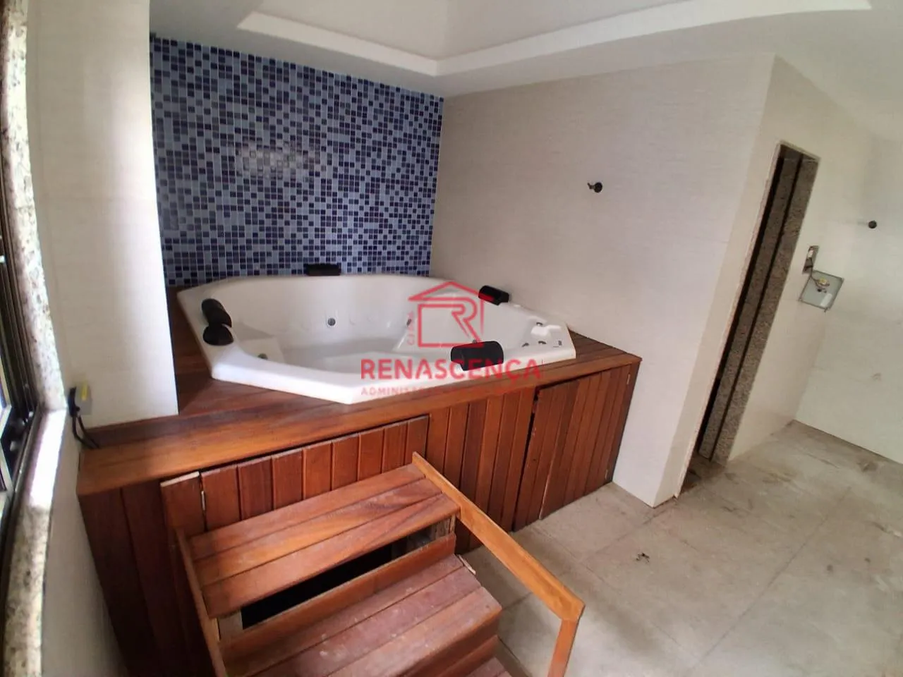 Balcony with a grill in a 2-bedroom apartment, 80 m² — photo 16