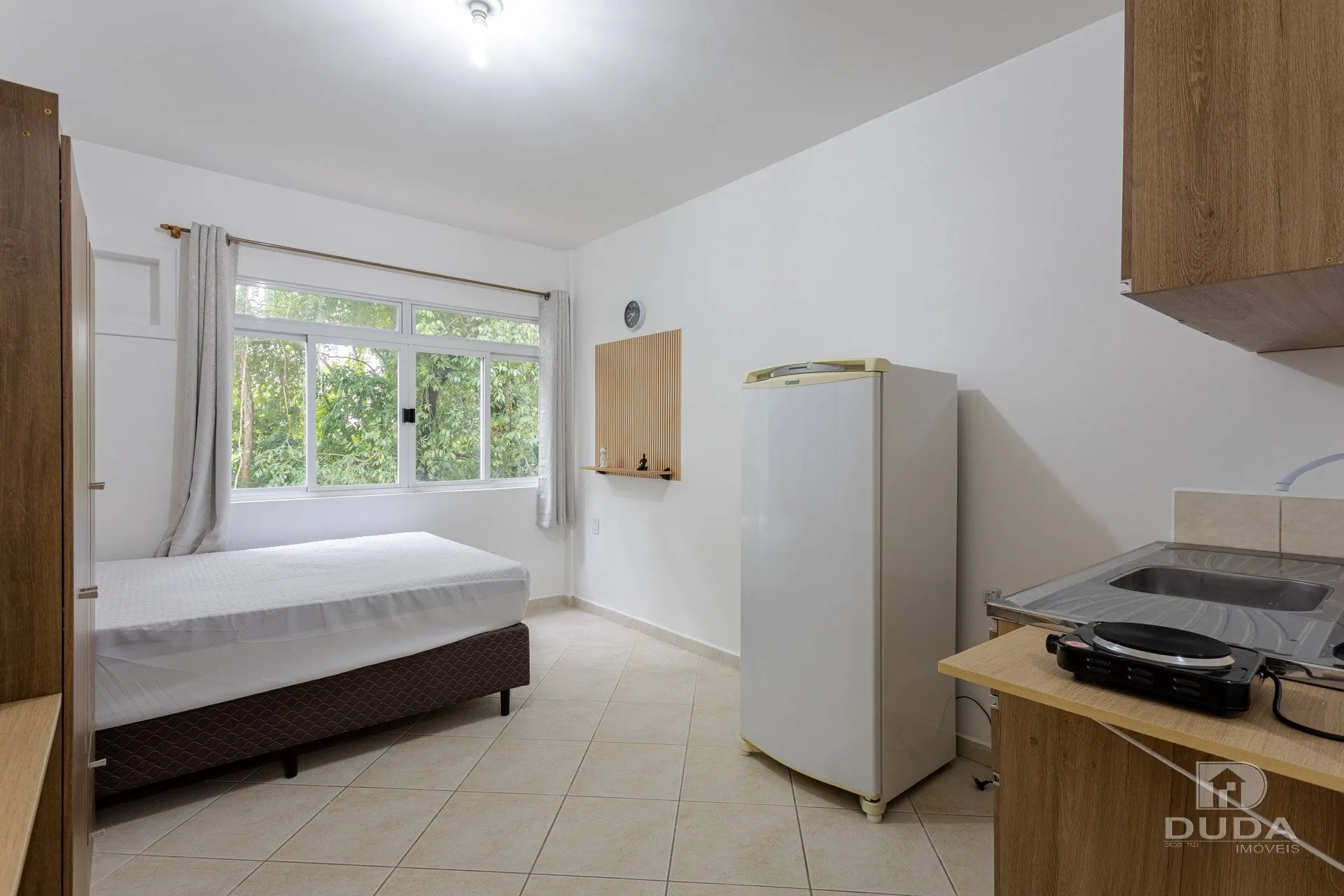25 m² studio with compact kitchenette and 1 bathroom — photo 8