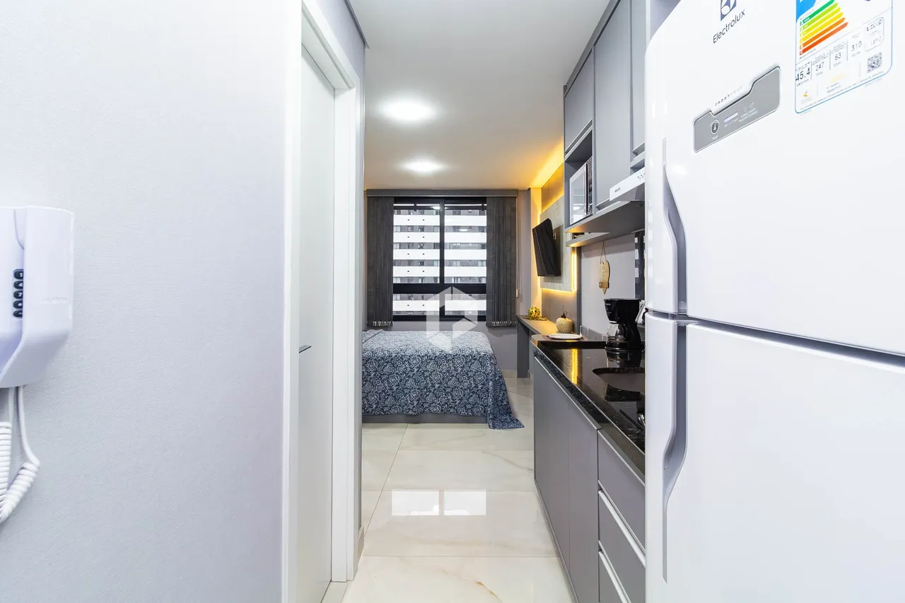 Furnished 1-bedroom apartment with open-plan kitchen — photo 4