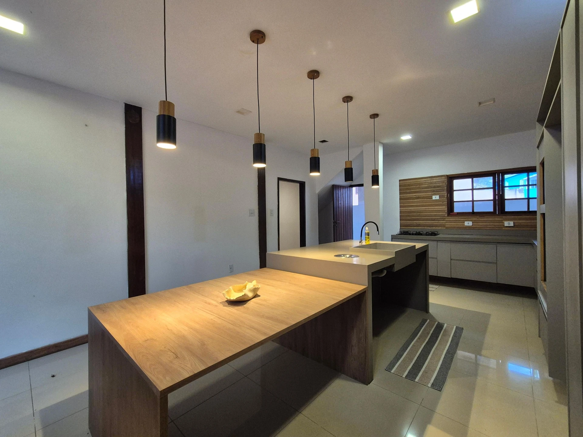 Balcony with a grill in a 3-bedroom house, 150 m² — photo 2