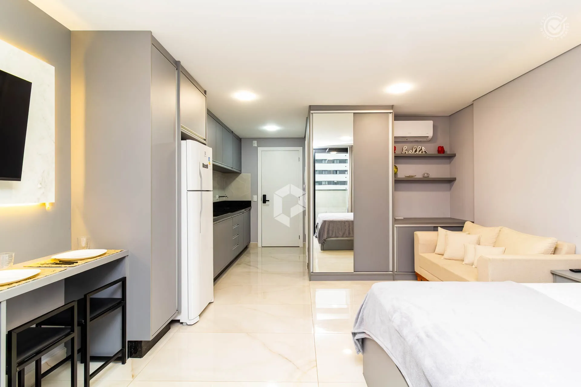 Furnished 1-bedroom apartment with open-plan kitchen — photo 26