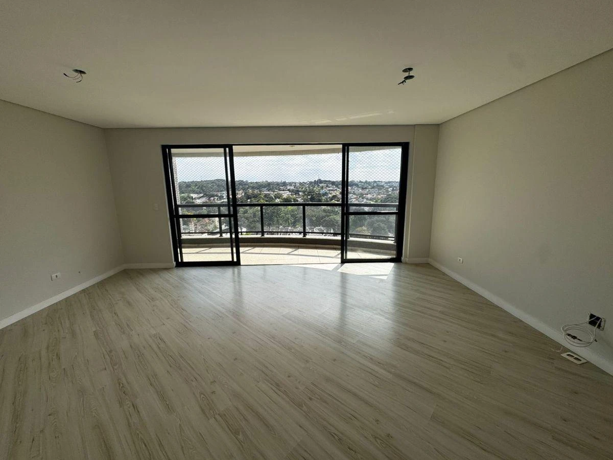 194 m² apartment with 3 bedrooms and a balcony