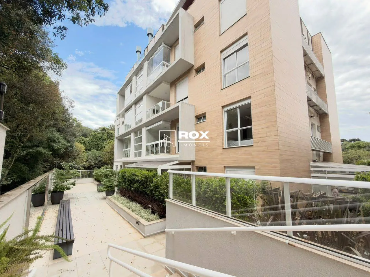 Glass-enclosed balcony in a 3-bedroom apartment, 105 m² — photo 34