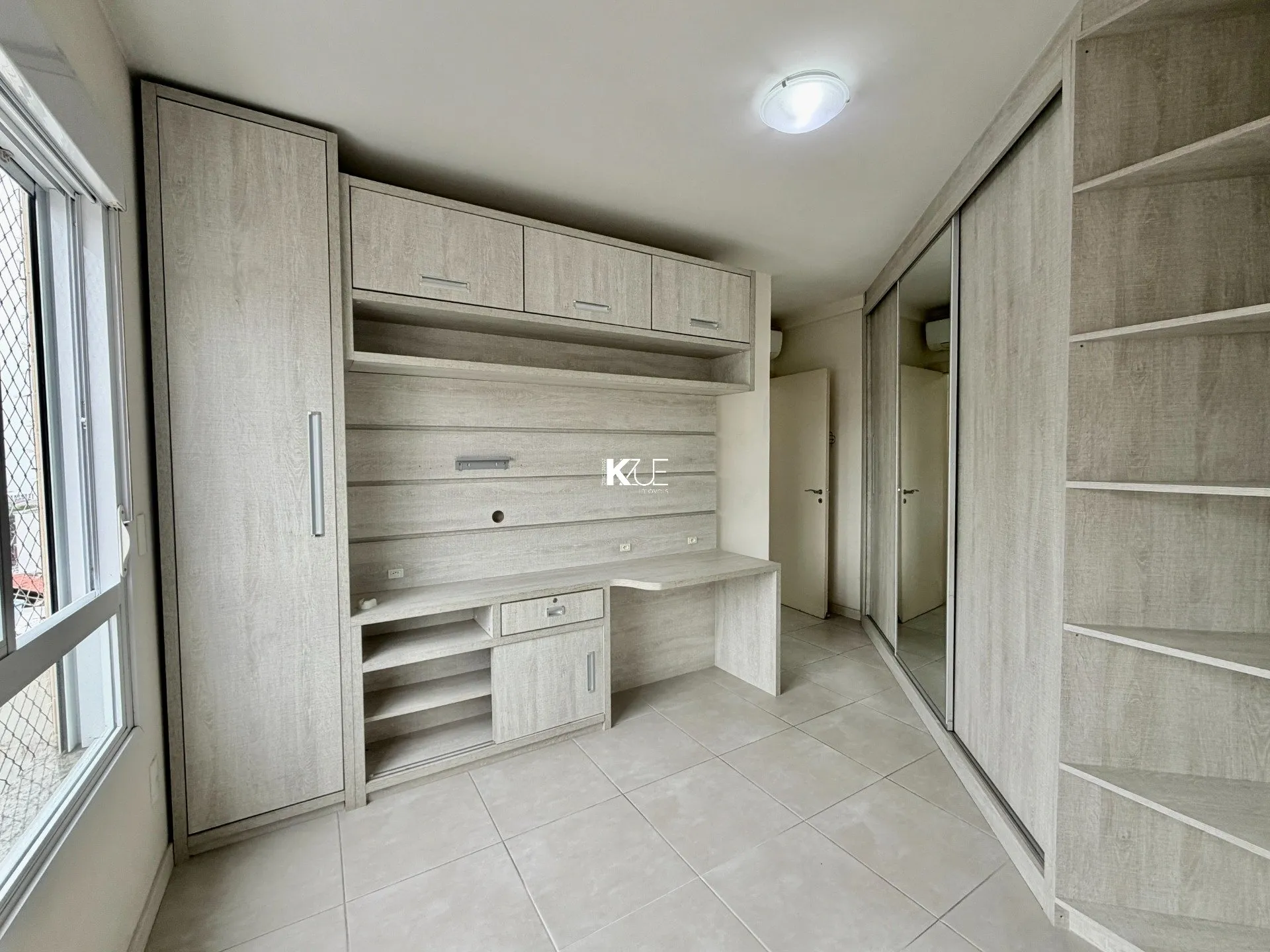 Balcony with a grill in a 2-bedroom apartment, 83 m² — photo 4