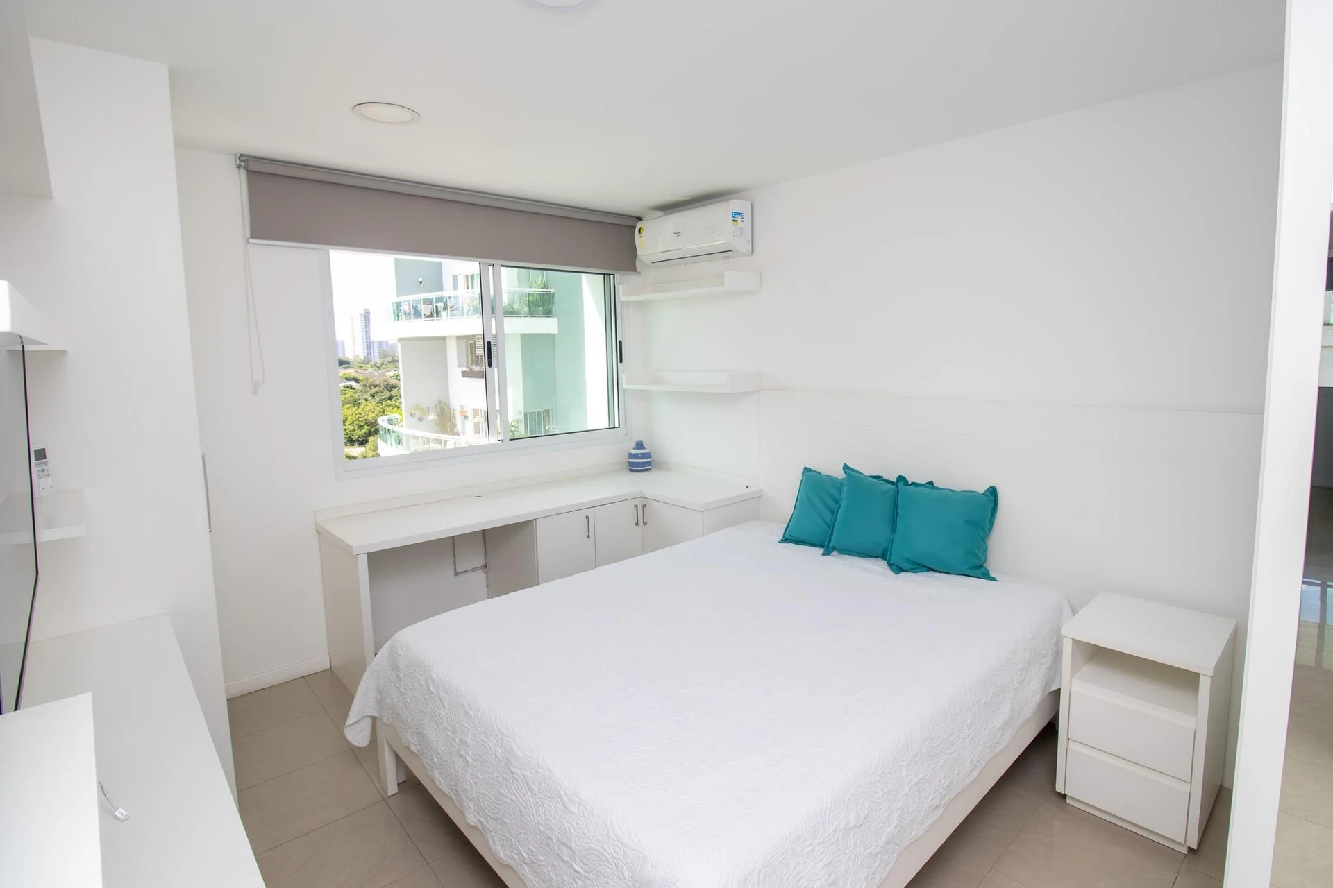3-bedroom apartment with a glass-enclosed balcony — photo 9