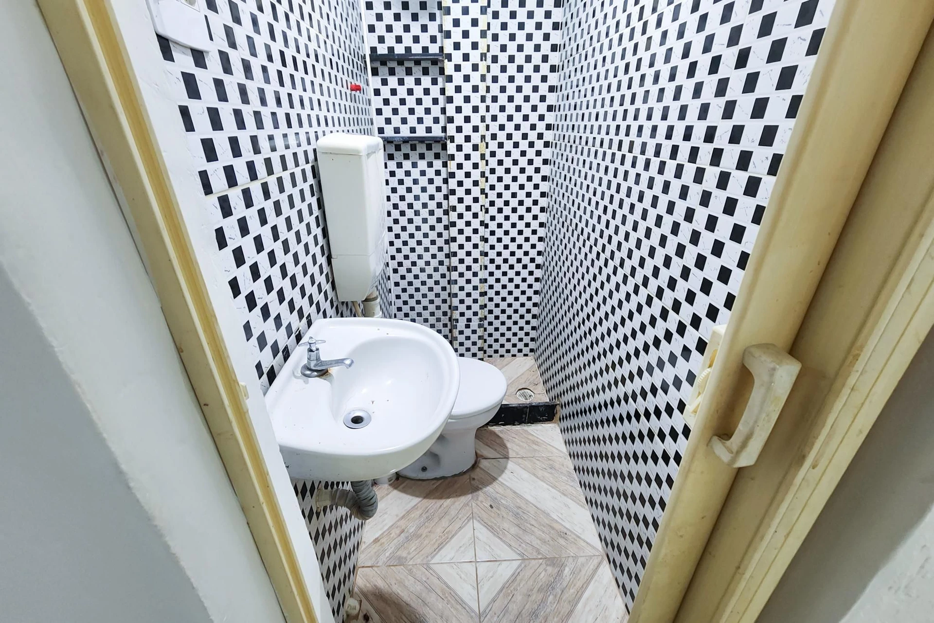 Unfurnished studio with 1 bedroom and 1 bathroom — photo 7