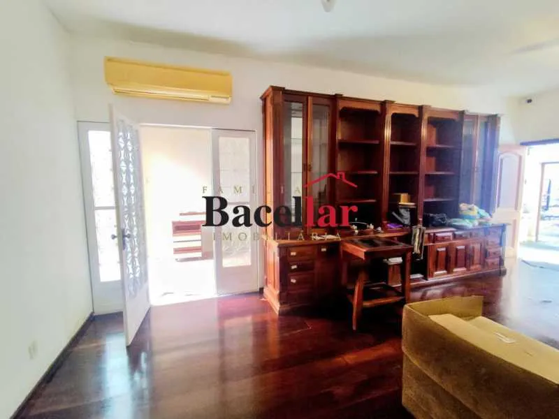 3-bedroom house with wood or laminate floors — photo 16
