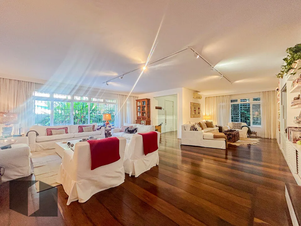 House with 5 bedrooms and 5 bathrooms, 2 parking