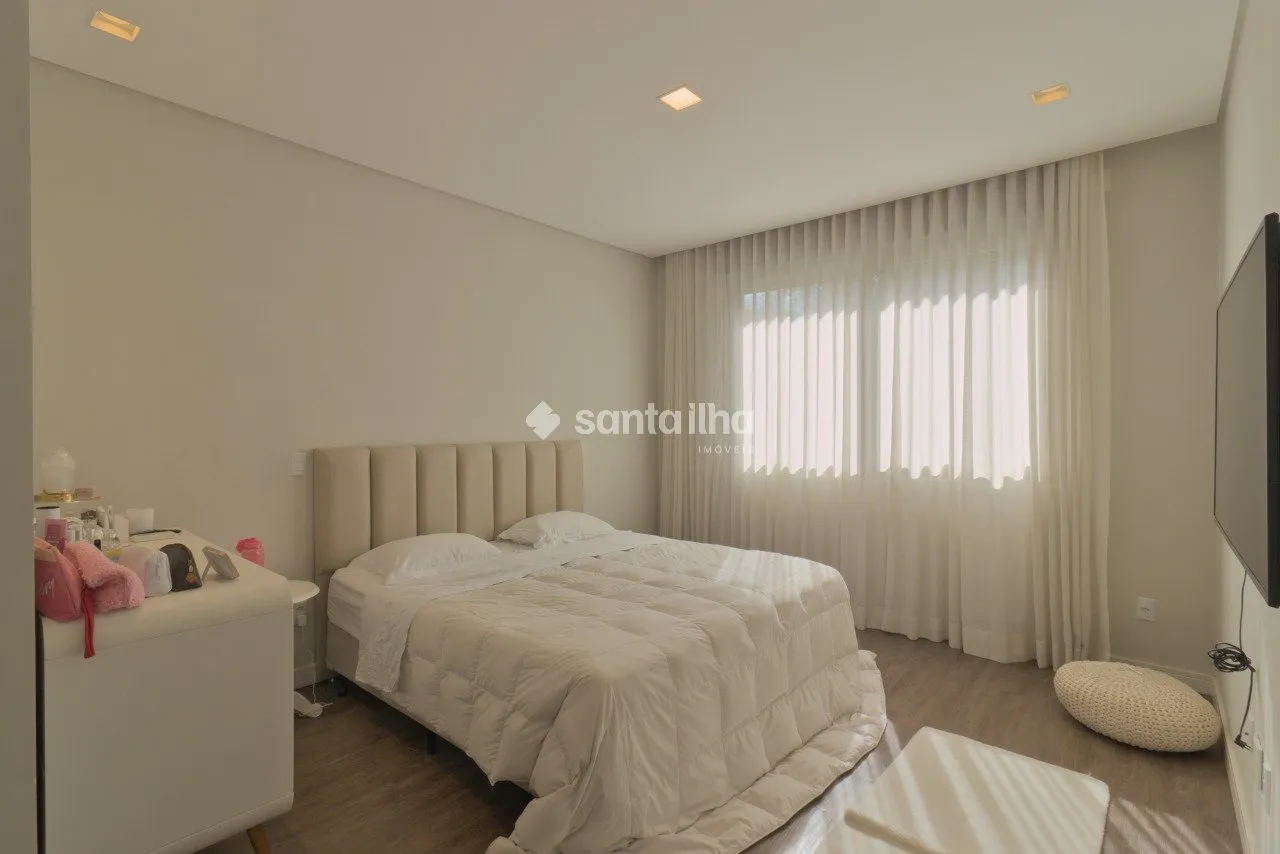 House with 6 en-suite bedrooms and 8 bathrooms, 1350 m² — photo 28