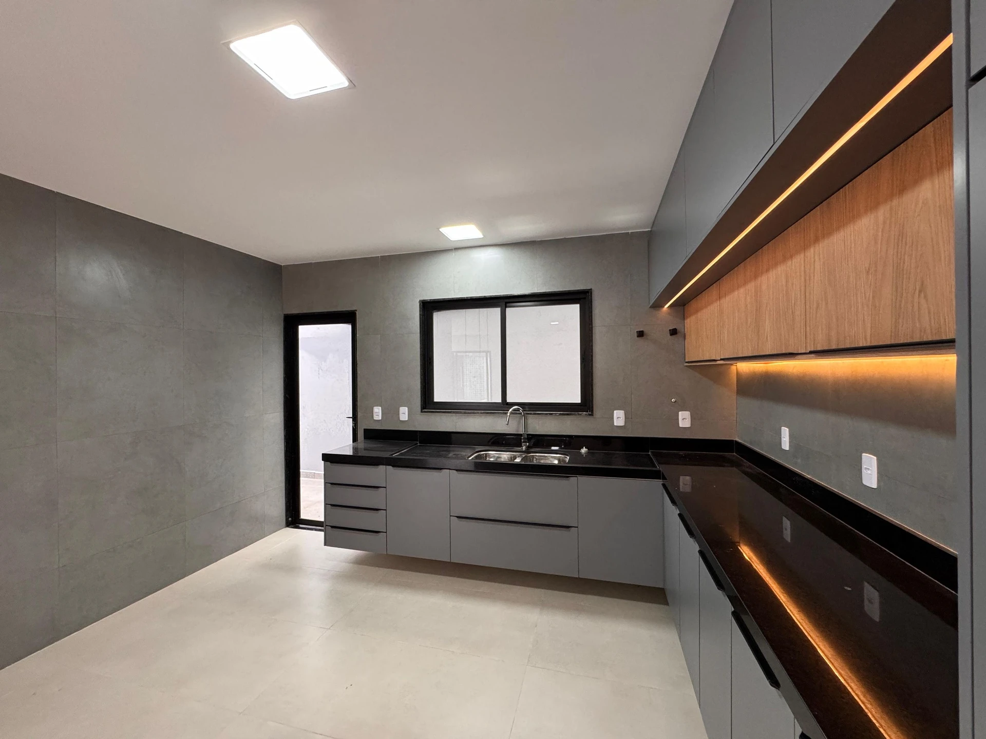 Condo house with 4 en-suite bedrooms and private yard — photo 21