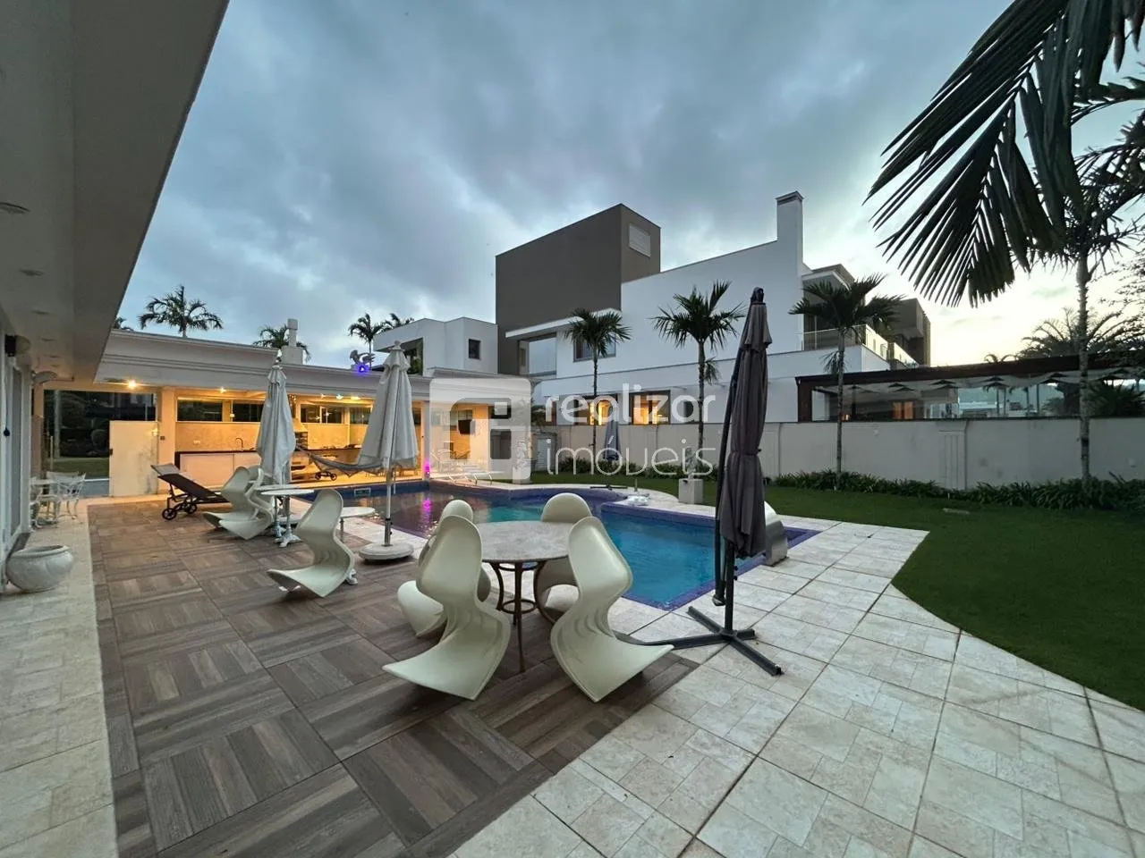 House with 7 bedrooms and a private garden — photo 11