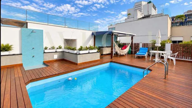 Balcony with a grill in a 3-bedroom apartment, 310 m² — photo 11