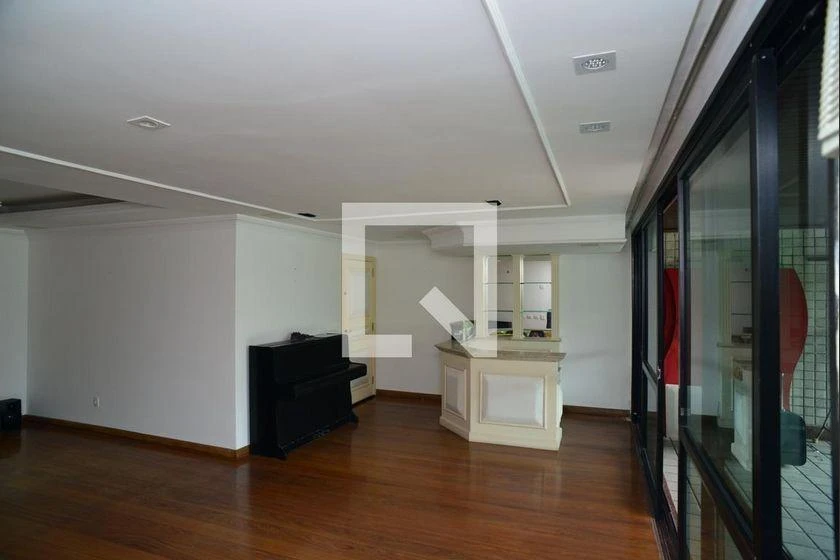 4-bedroom apartment with 215 m² and a glass-enclosed balcony