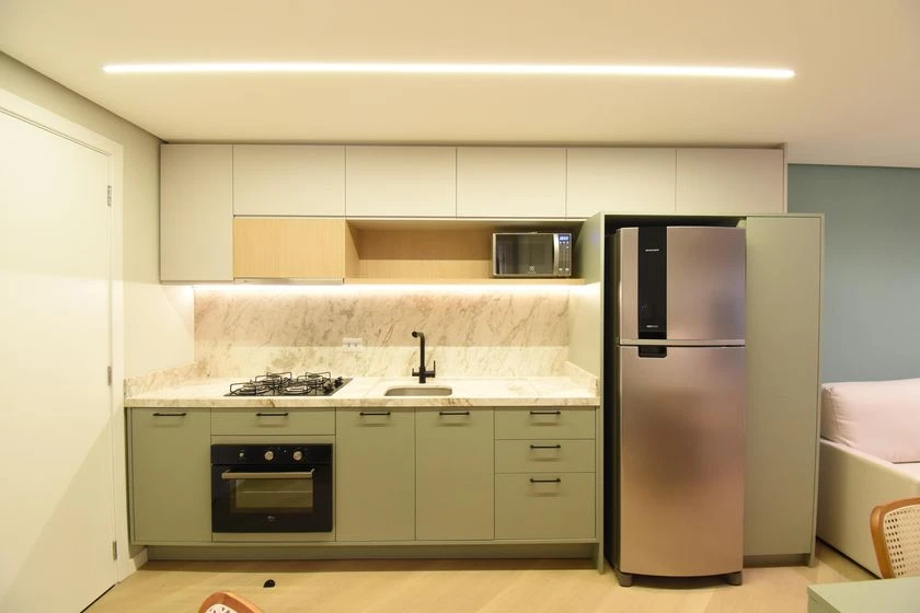 Furnished 1-bedroom apartment with open-plan gas kitchen — photo 5