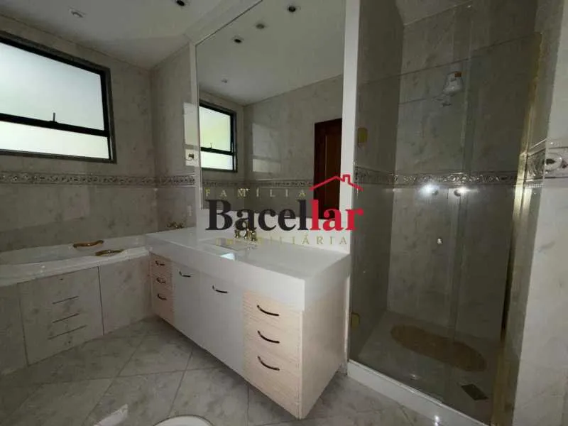 Apartment with a closed kitchen and 4 bedrooms — photo 4