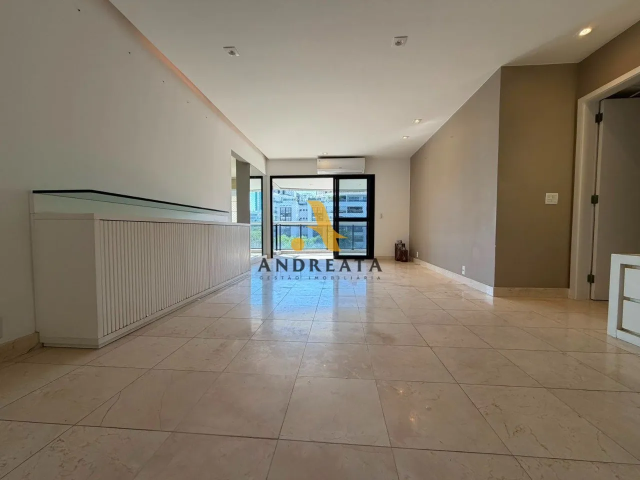 Unfurnished 4-bedroom apartment with 4 bathrooms — photo 9