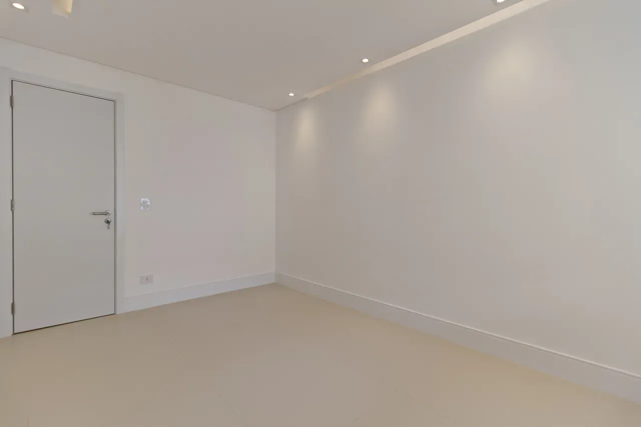 Balcony with a grill in a 4-bedroom apartment, 158 m² — photo 31