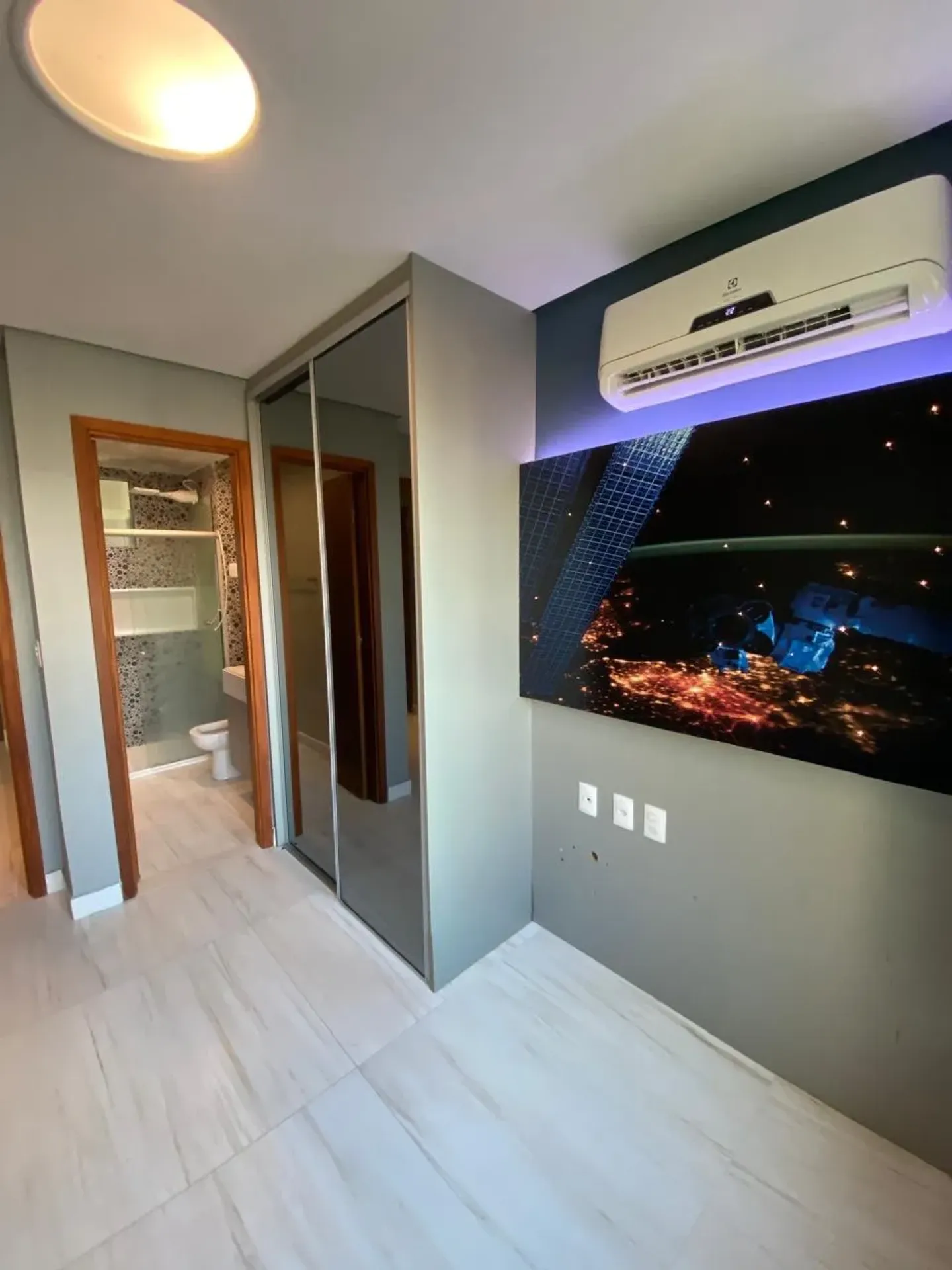 Glass-enclosed balcony in a 3-bedroom apartment, 125 m² — photo 18