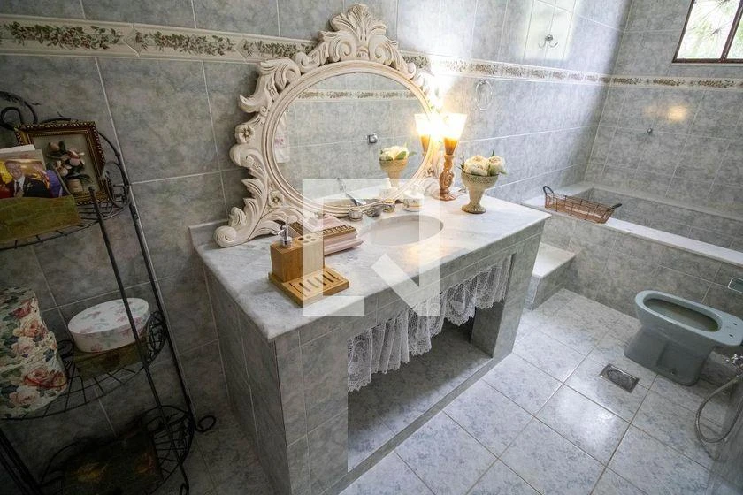 Furnished house with 4 bedrooms and 215 m² — photo 16
