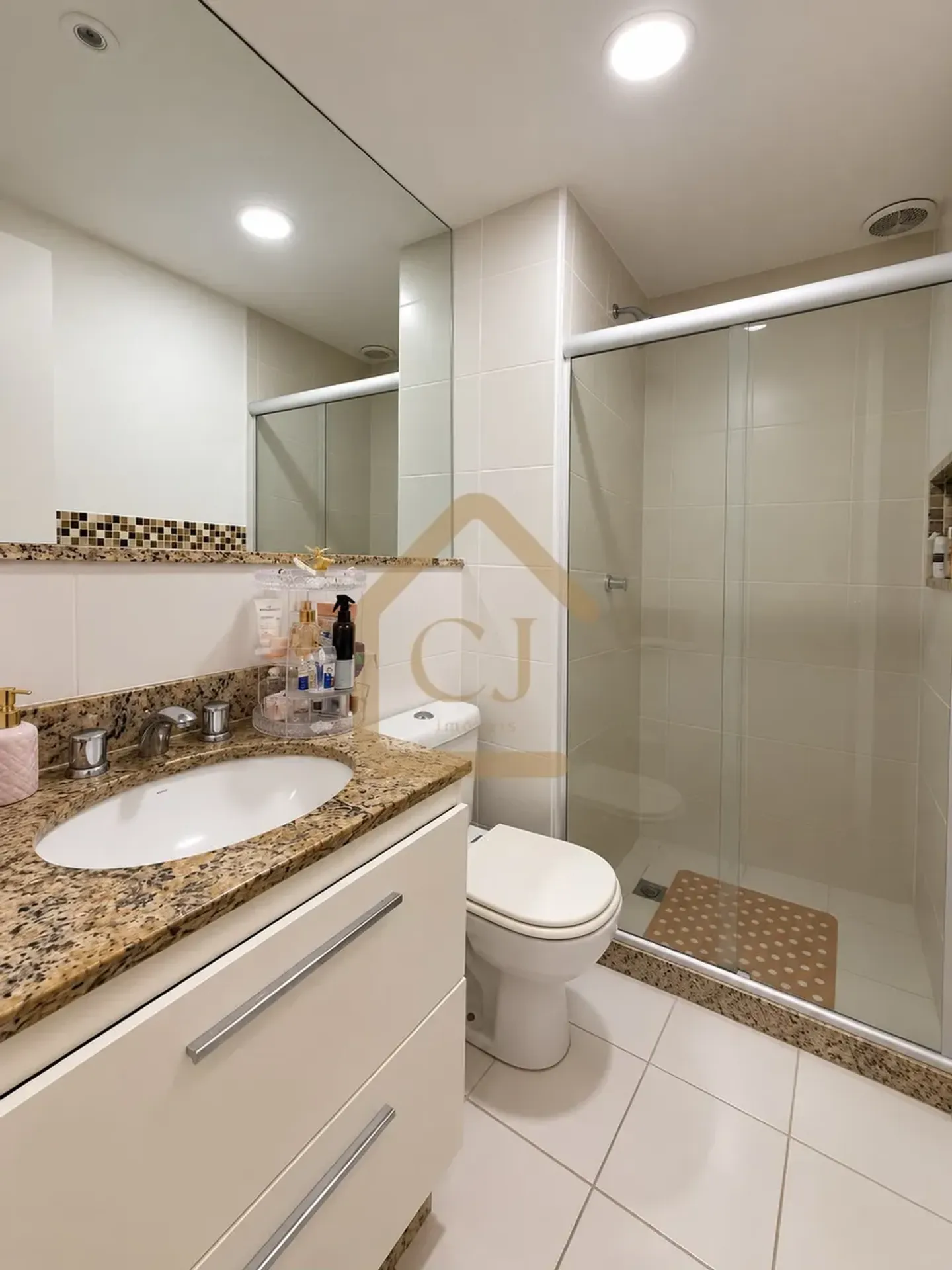 4-bedroom apartment in a building with a heated pool — photo 14