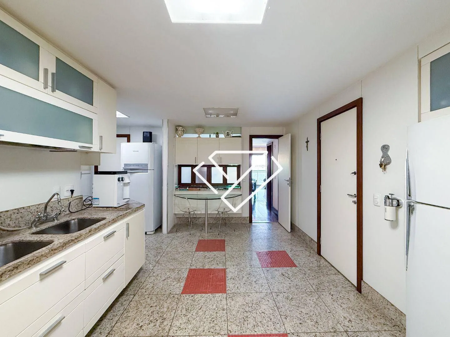Furnished apartment with 4 en-suites and 258 m² — photo 34