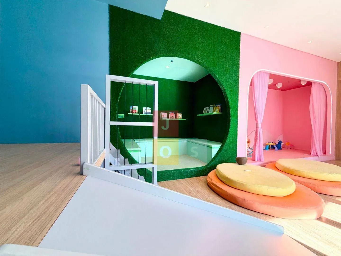 80 m² apartment with 2 bedrooms and a glass balcony — photo 86