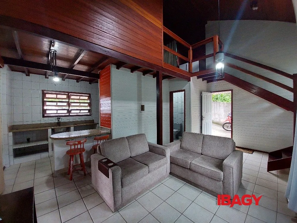 2-bedroom house with a mountain view in Florianópolis — photo 6