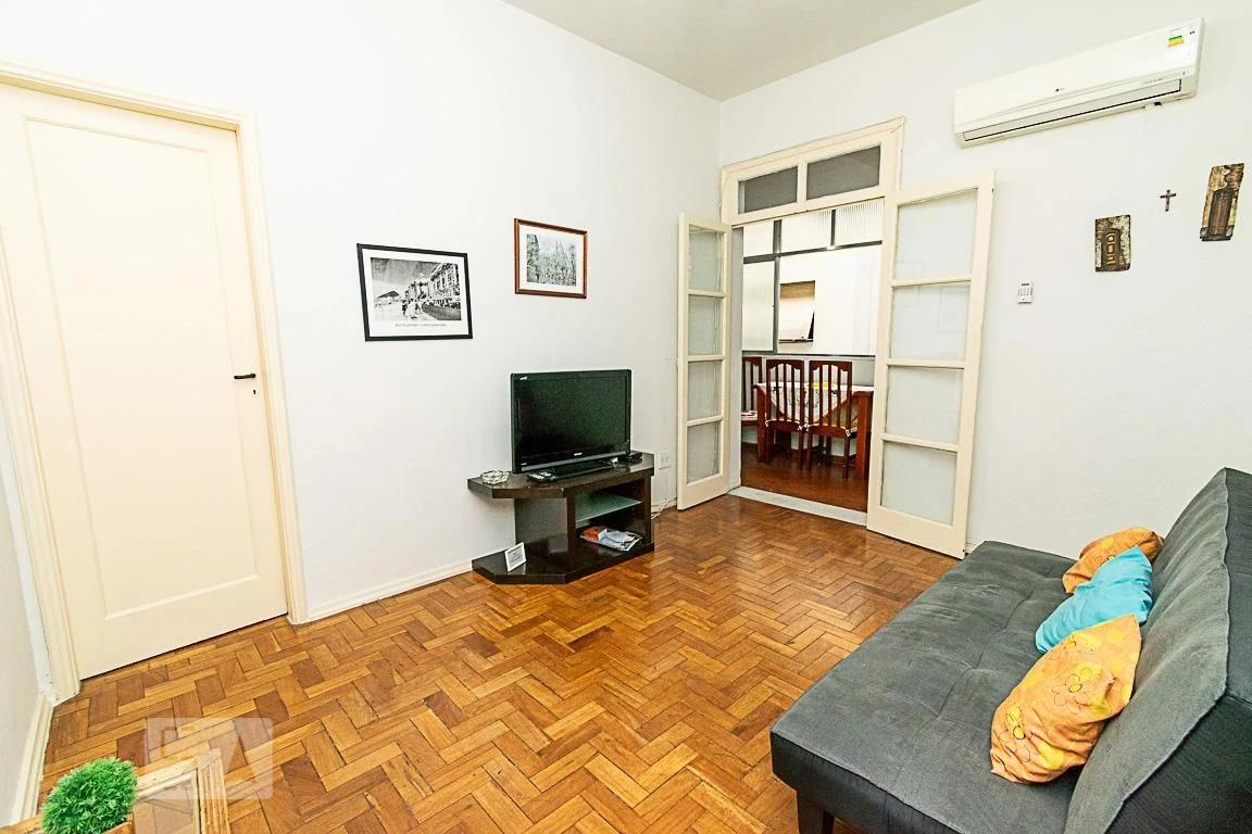 Wood or laminate floors in a one-bedroom apartment, 38 m²