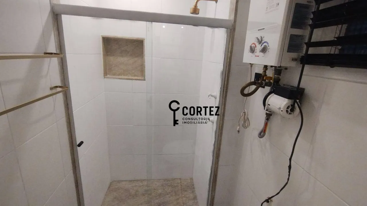 3-bedroom apartment with glass shower enclosures — photo 15