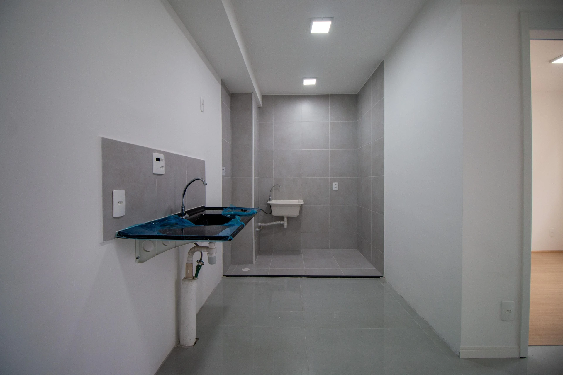 2-bedroom apartment in a building with a gym — photo 4