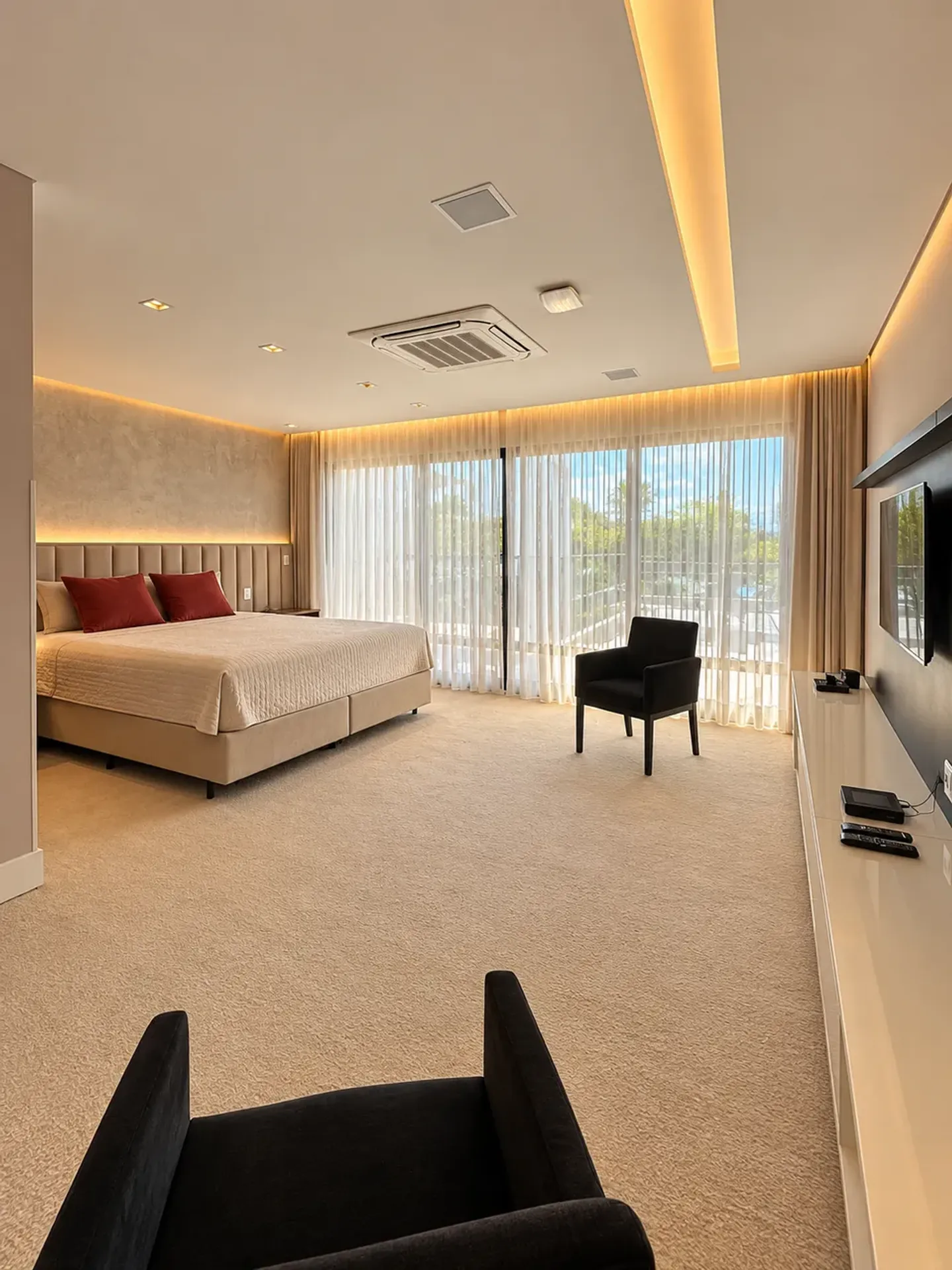 Furnished house, 980 m², with floor-to-ceiling windows — photo 9