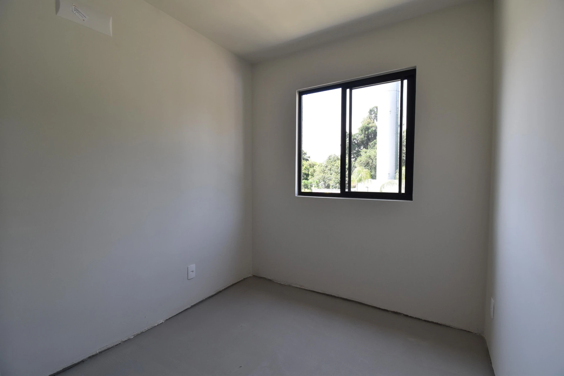 Balcony with a grill in a 2-bedroom apartment, 53 m² — photo 20