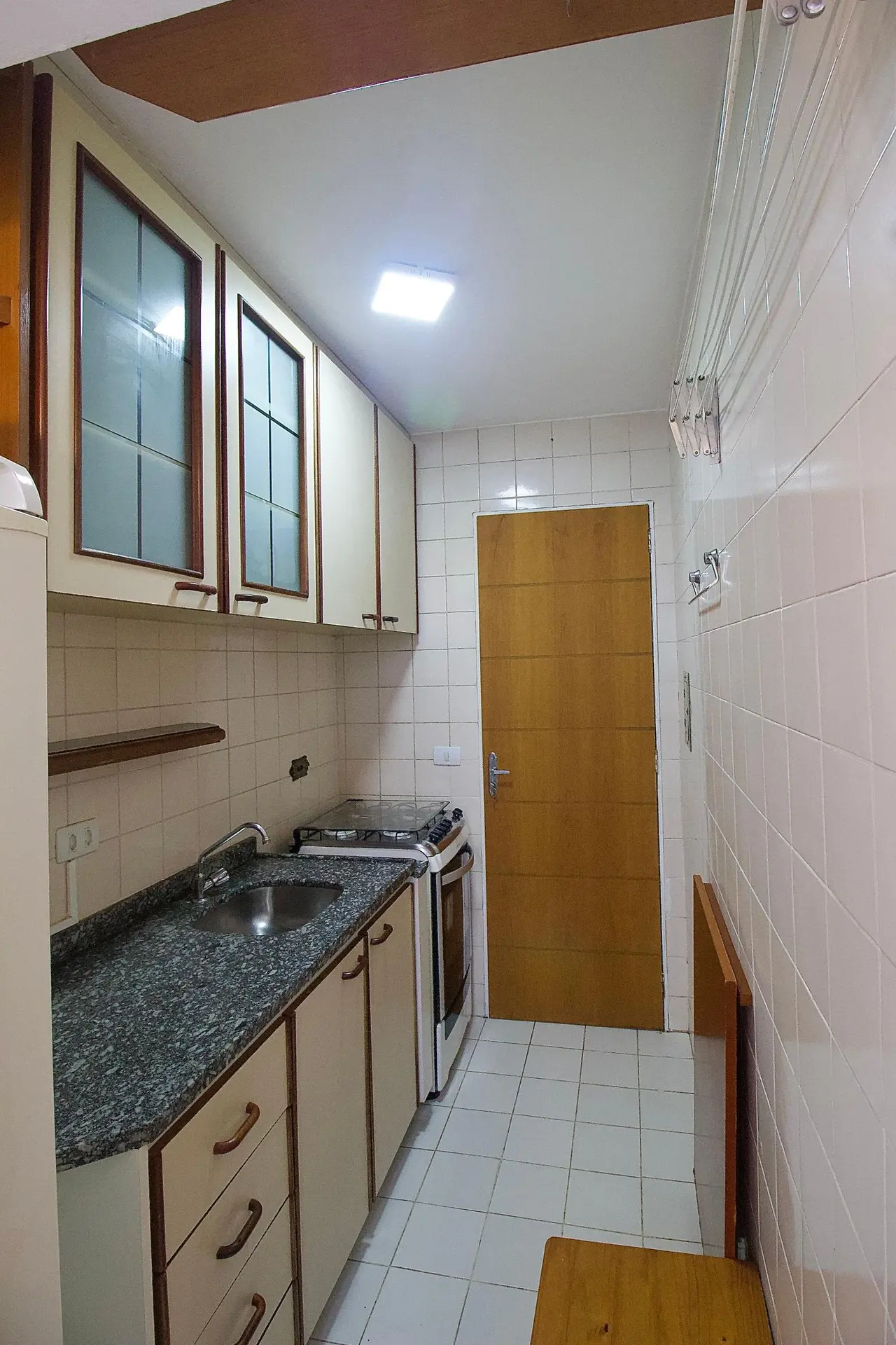84 m² apartment with a home office and a bathtub — photo 15