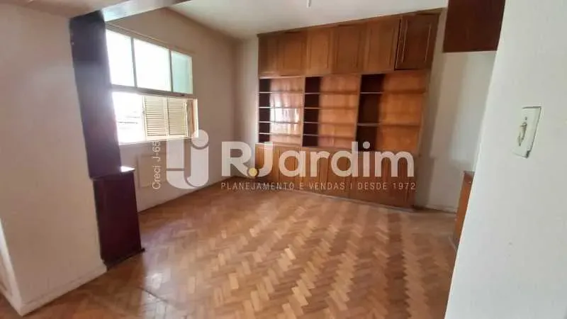 Unfurnished house with 6 bedrooms and 401 m² — photo 18