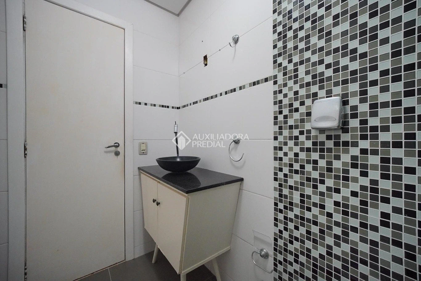 Walk-in closet in a 3-bedroom house, 140 m² — photo 28