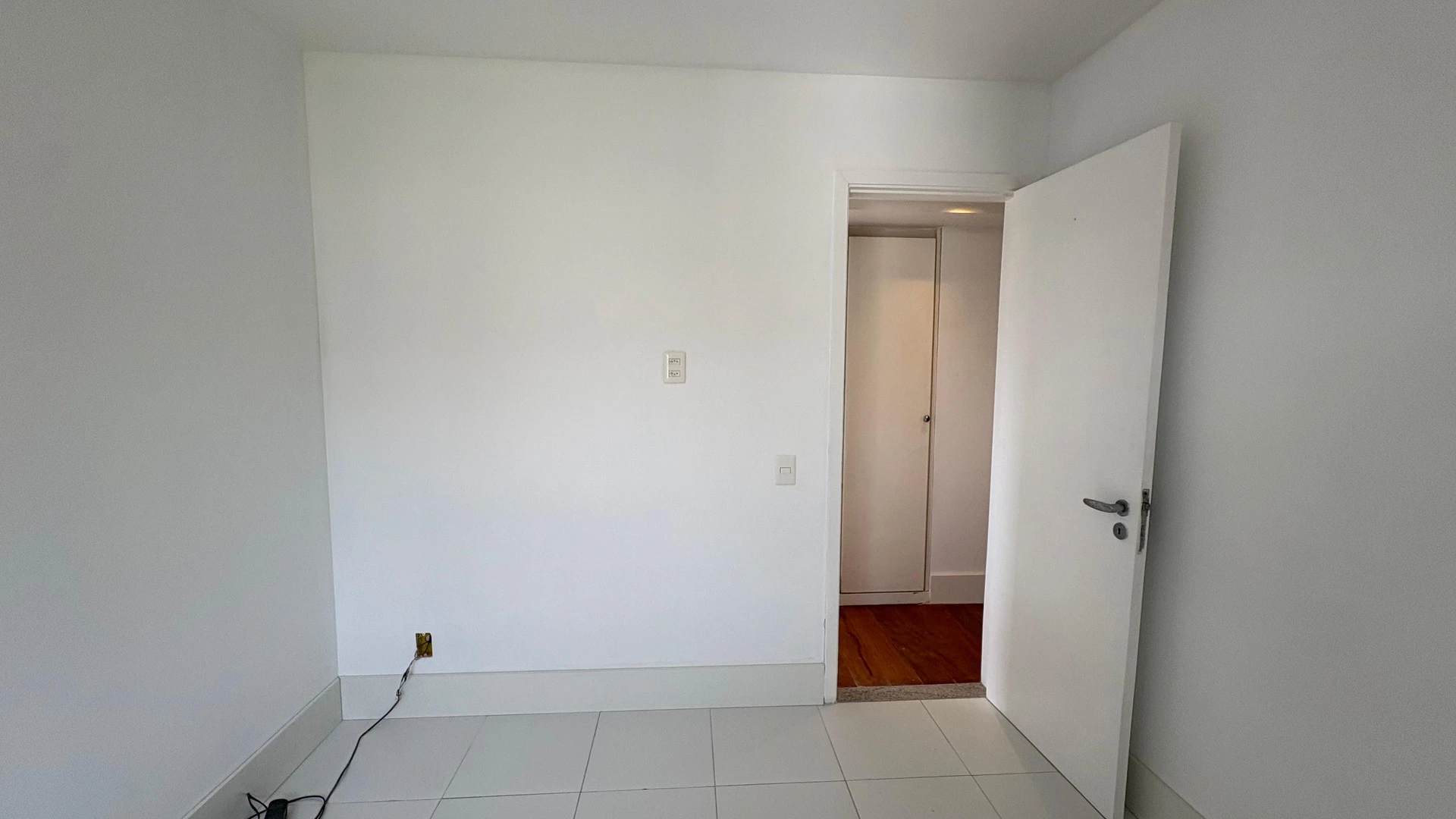 3-bedroom apartment with a glass-enclosed balcony — photo 47