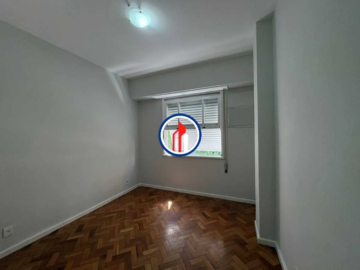 Wood or laminate floors in a 2-bedroom apartment, 72 m² — photo 5