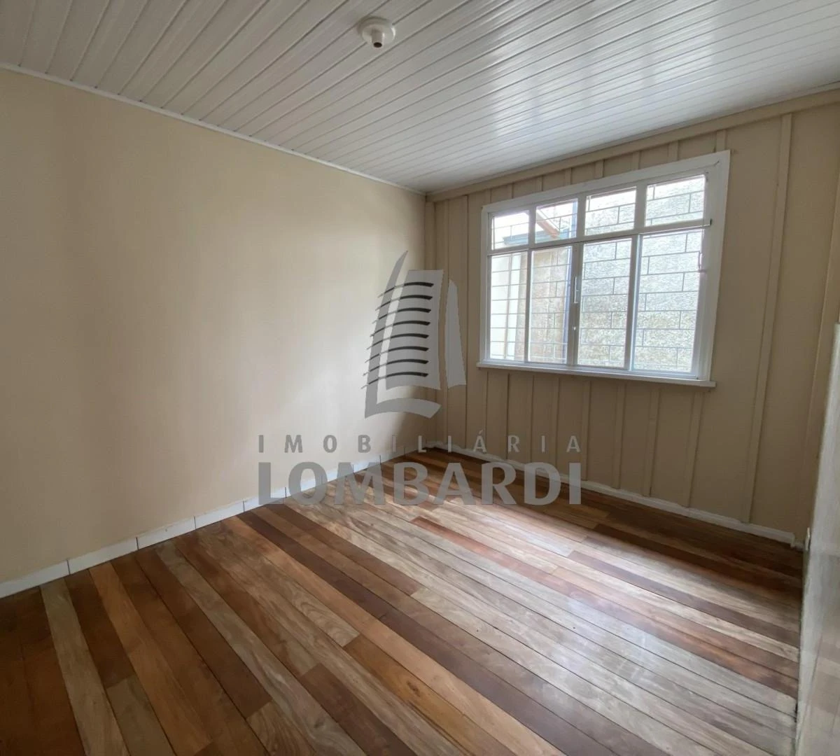 Wood or laminate floors in a 3-bedroom house, 100 m² — photo 3