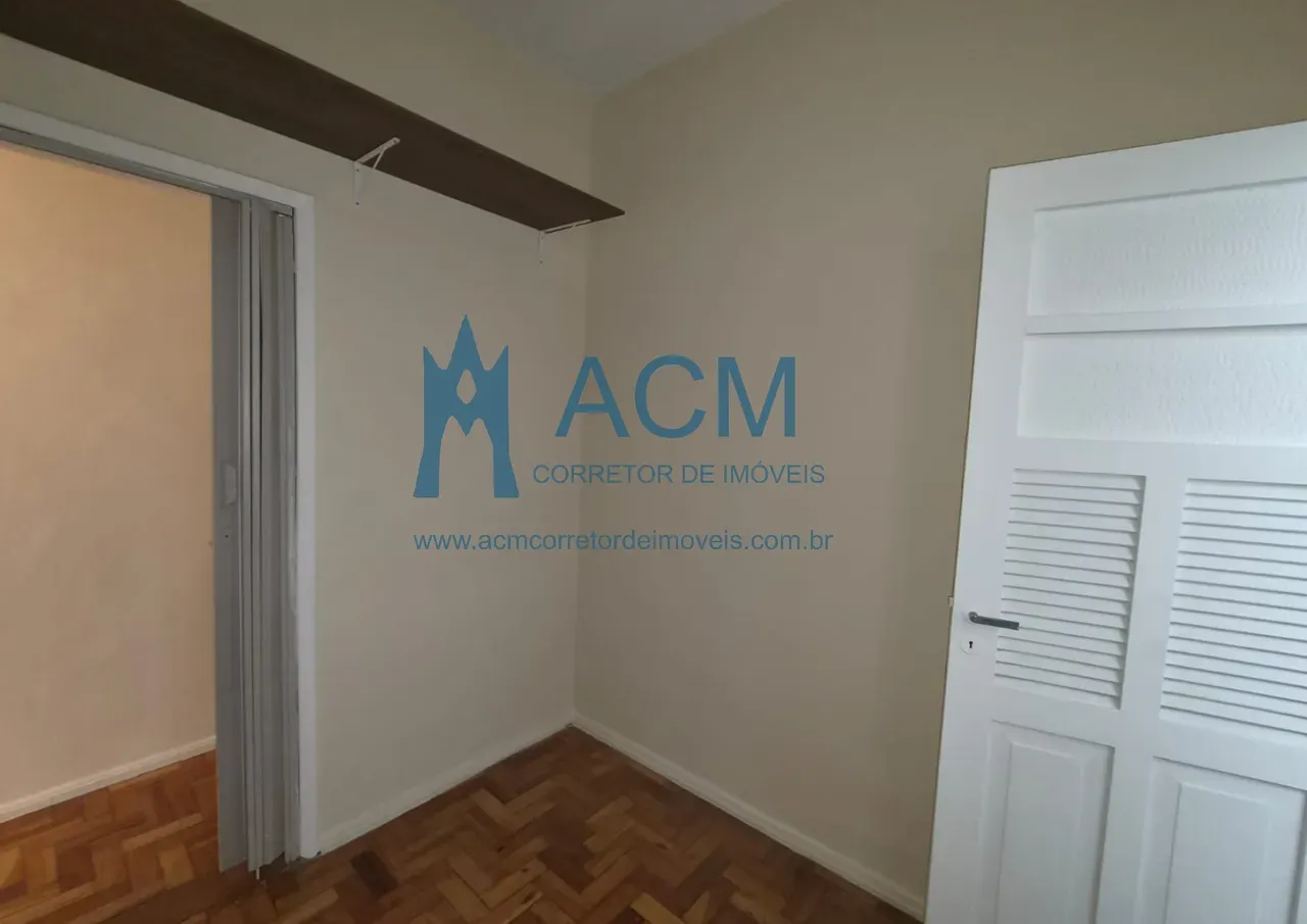 Wood or laminate floors in a one-bedroom apartment, 52 m² — photo 16