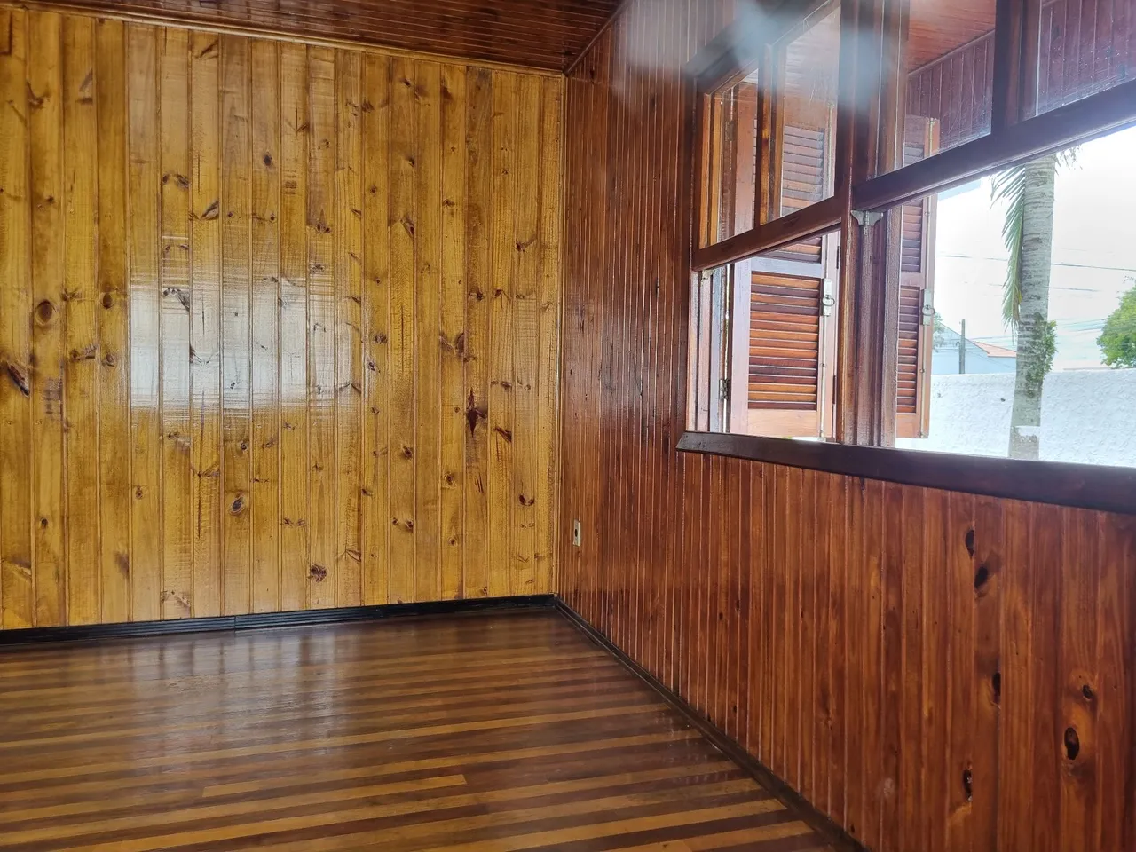 3-bedroom house with wood or laminate floors in Curitiba — photo 15