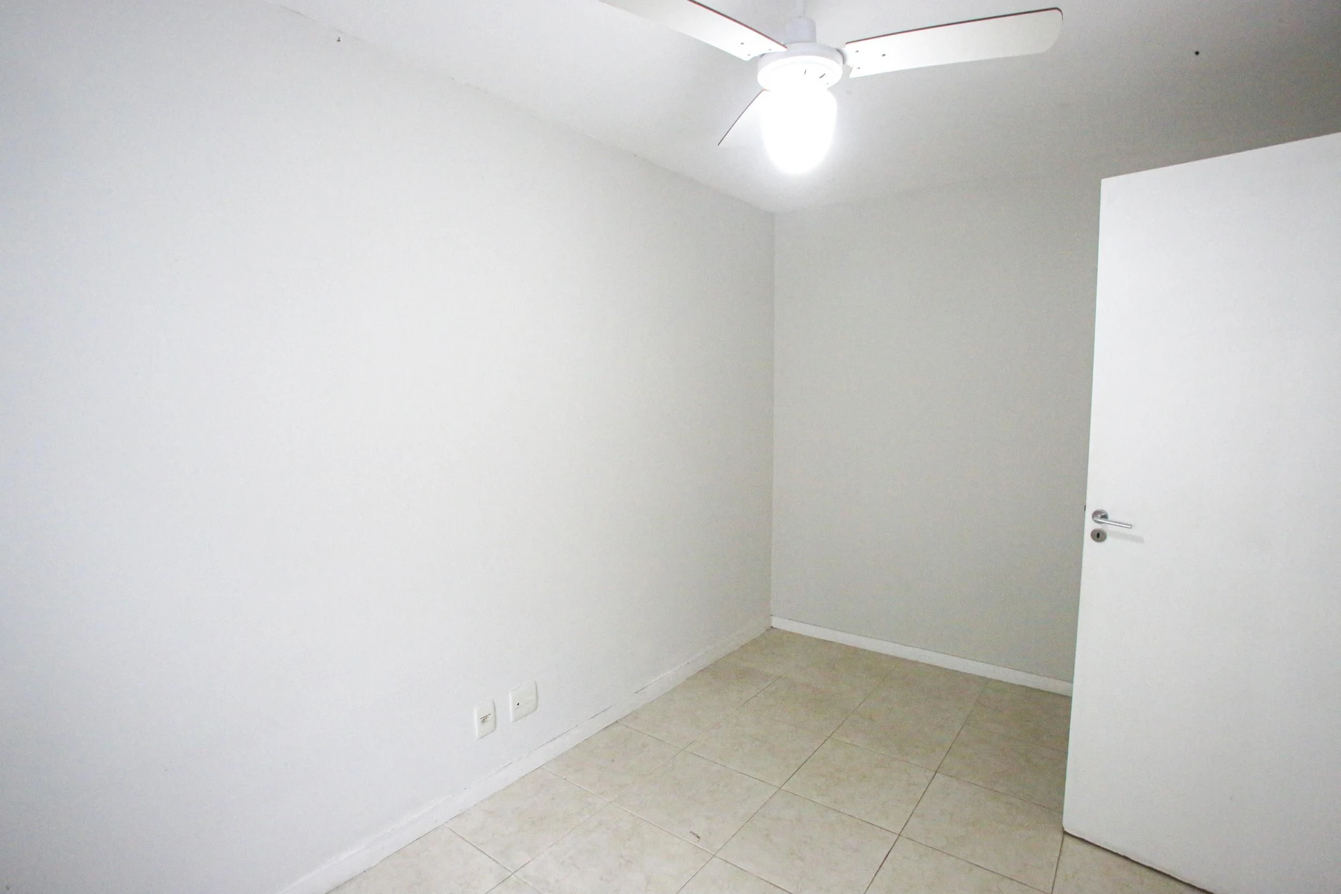 Balcony with a grill in a 2-bedroom apartment, 60 m² — photo 8