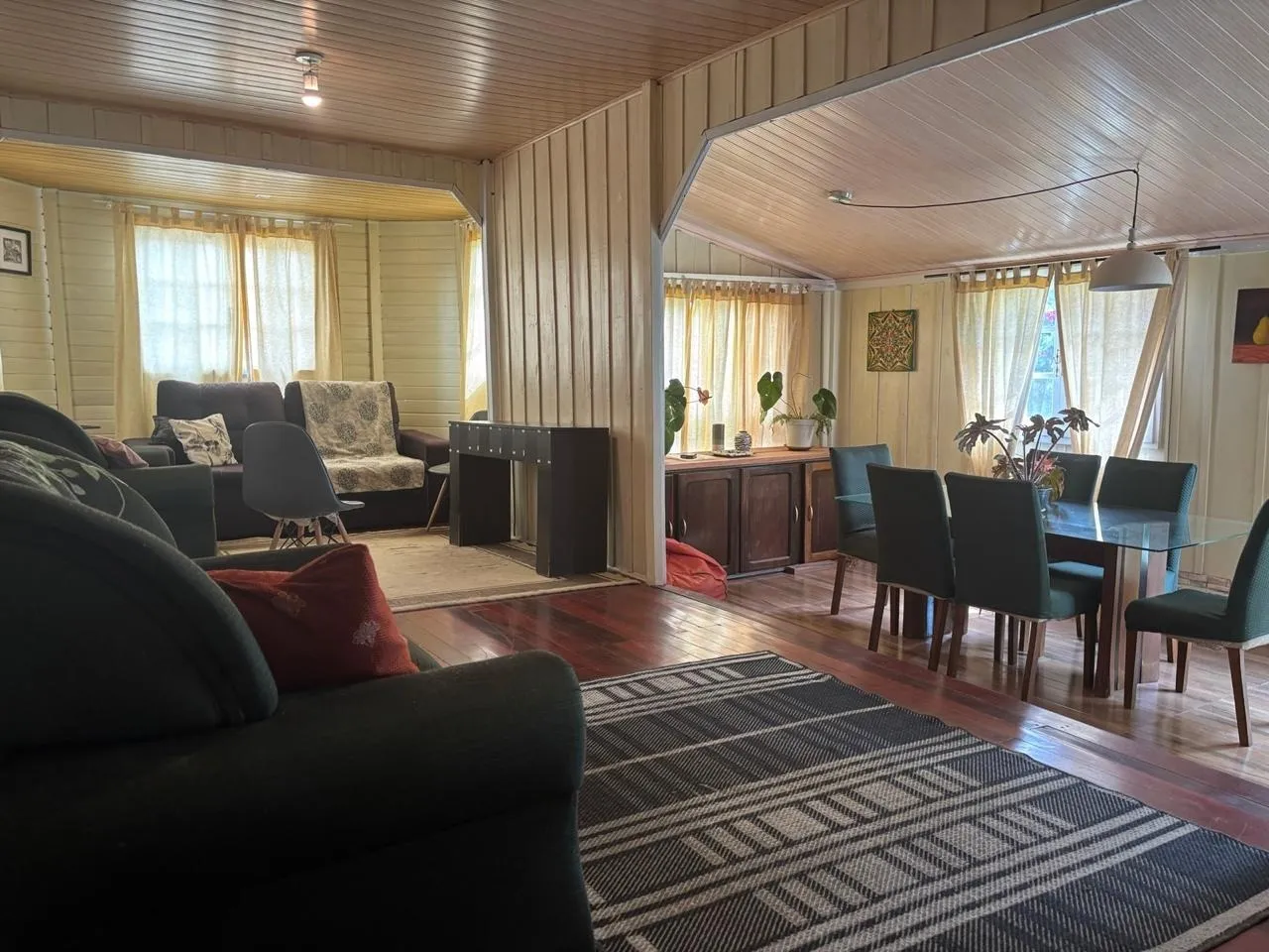 Furnished 4-bedroom house with private garden