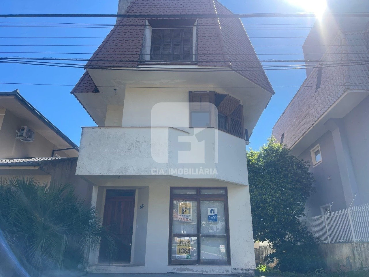 Casa mobiliada com 4 quartos e 2 suítes