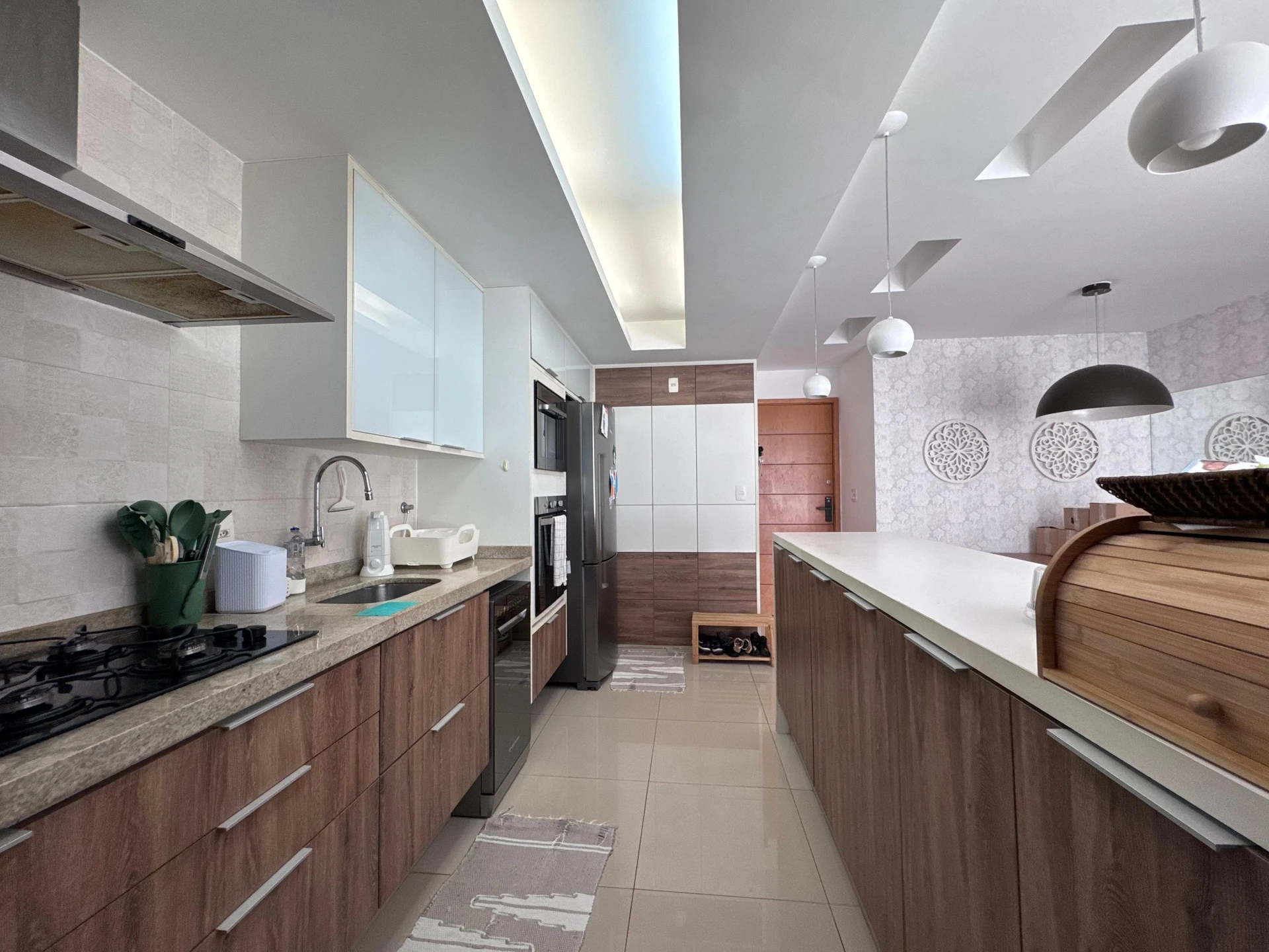 4-bedroom apartment with a glass-enclosed balcony — photo 6