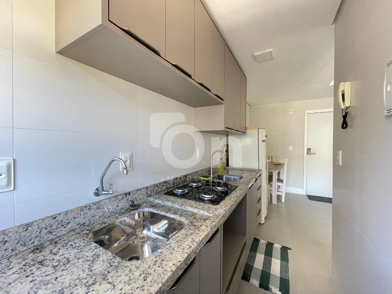One-bedroom apartment in a building with a coworking space — photo 9