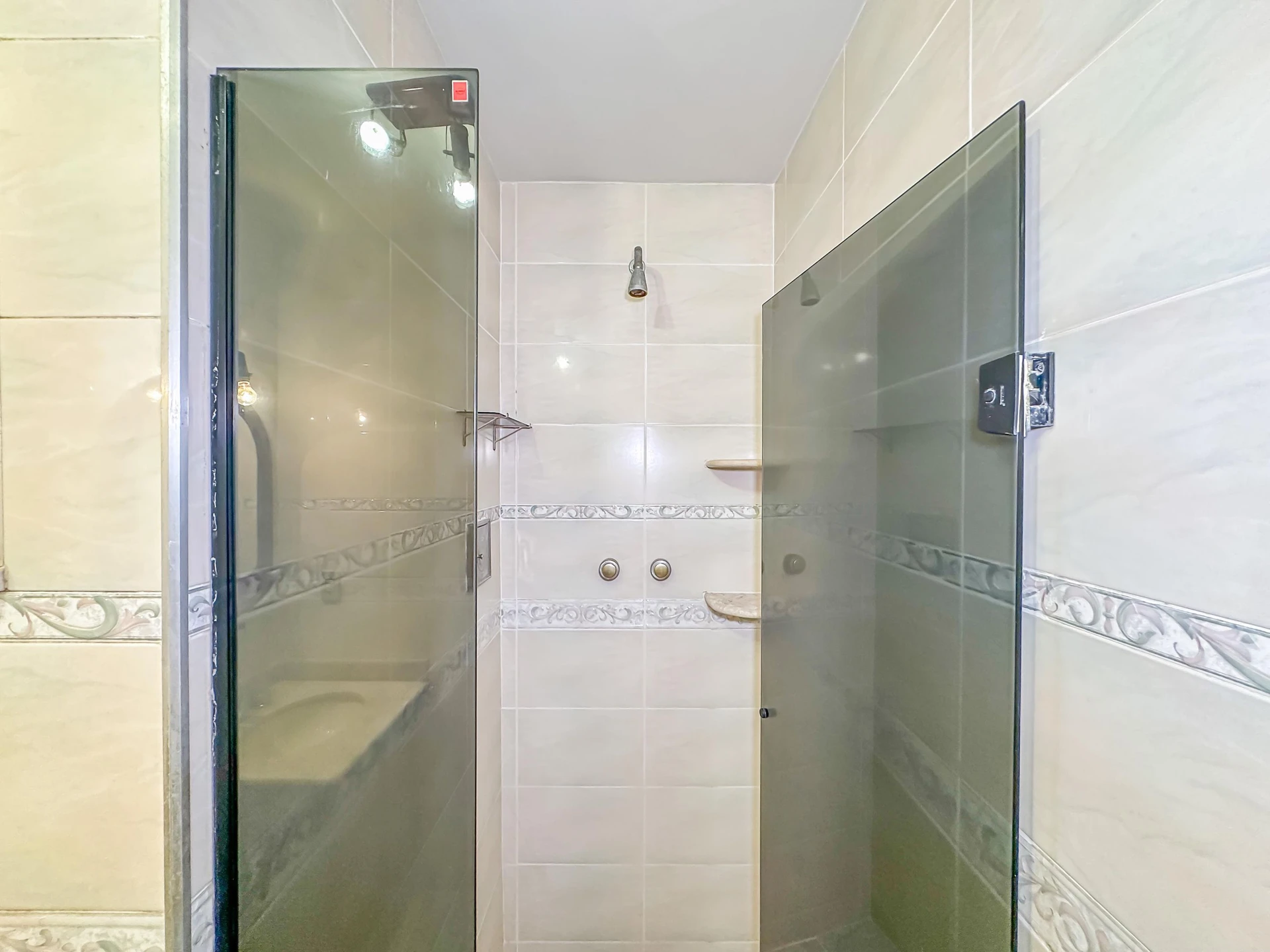 140 m² apartment with a jacuzzi and a bathtub — photo 55