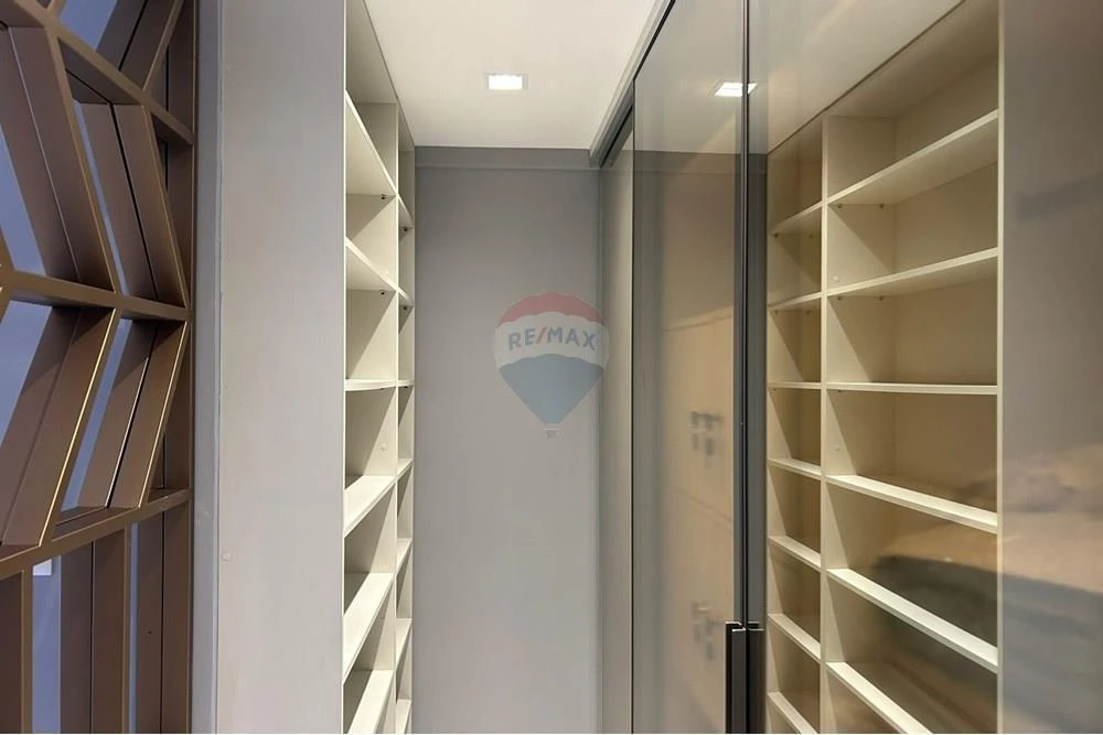 Furnished apartment, 132 m², with a glass-enclosed balcony — photo 40