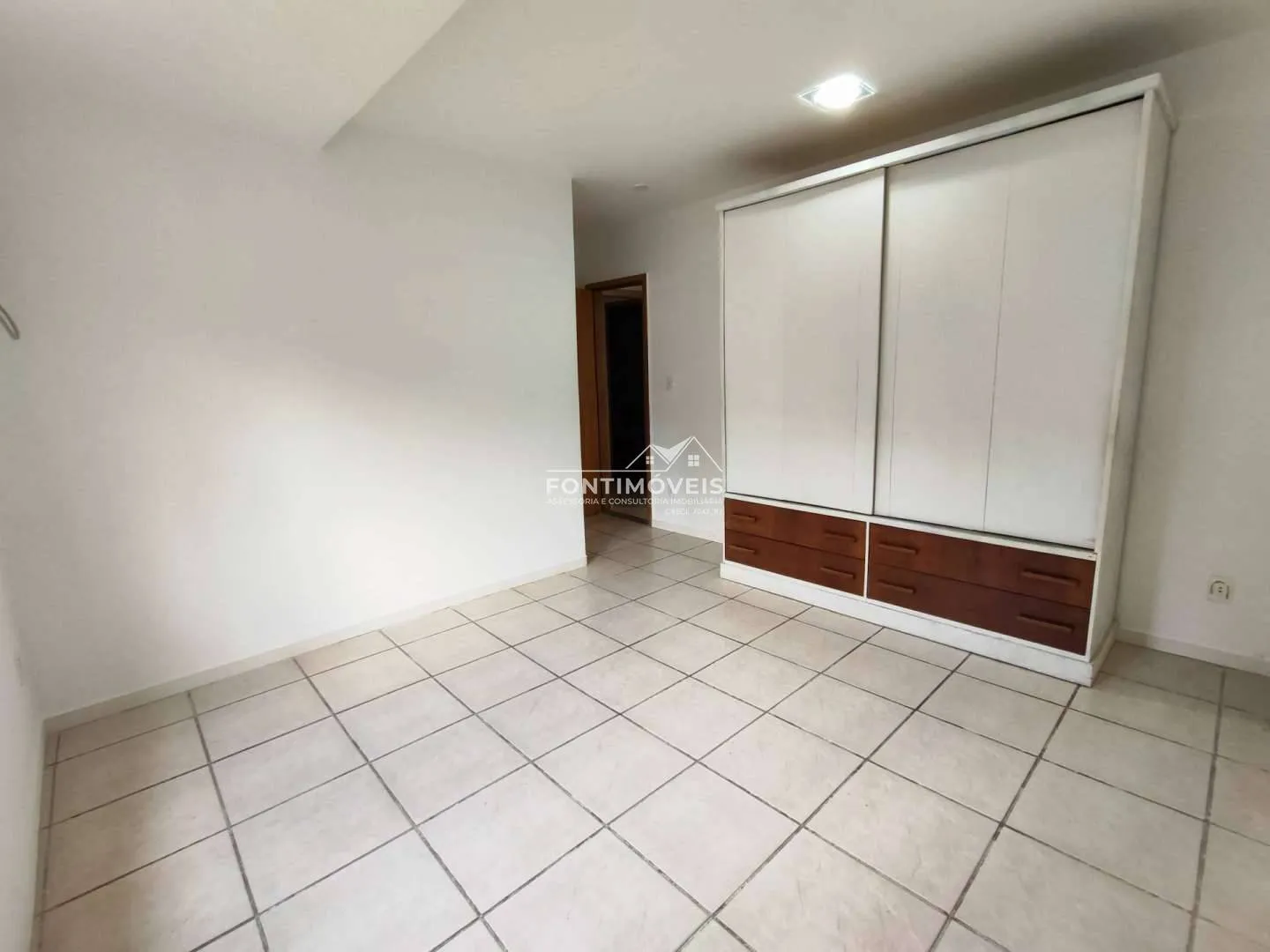 Bathtub in a 4-bedroom house, 139 m² — photo 21