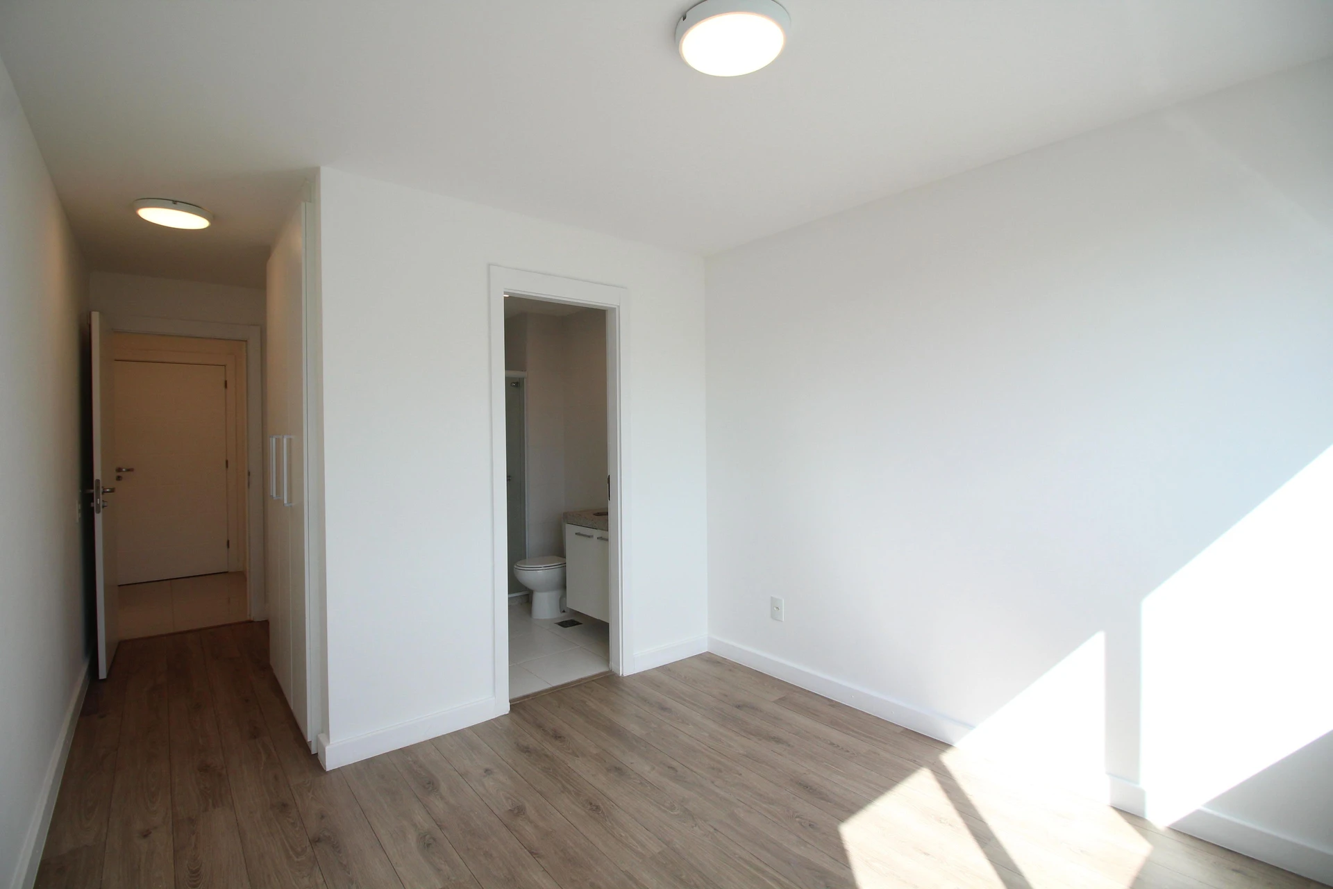 Apartamento de 2 quartos com janelas do piso ao teto — photo 55